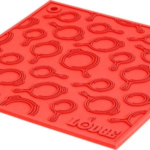 Červená silikonová podložka s reliéfem pod litinový hrnec/pánev Lodge