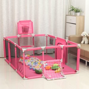 Velká dětská ohrádka a hřiště s fotbalovými brankami a basketbalovým košem, růžová barva