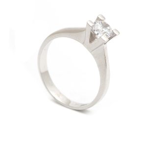 Zlatý zásnubní prsten noze