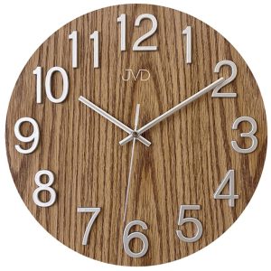 JVD HT98.9 – Hodiny s výraznými chromovými číslicemi a ciferníkem s dekorem dřeva