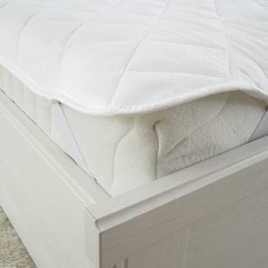 B.E.S. – Petrovice, s.r.o. Prošívaný a plněný chránič matrace s gumami v rozích Rozměr: 180 x 200