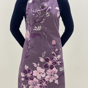 B.E.S. – Petrovice, s.r.o. Kuchyňská zástěra – vzor Fiori Viola v bavlně