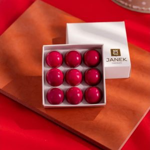 JANEK Krabička 9 ks pralinek – Jahodový arašíd s bílou čokoládou