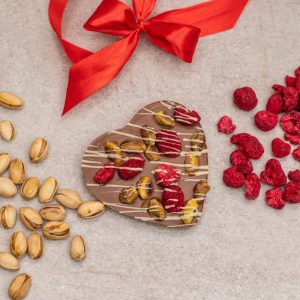 JANEK Velké mléčné čokoládové srdíčko s malinou, pistáciemi a bílou čokoládou 70 g