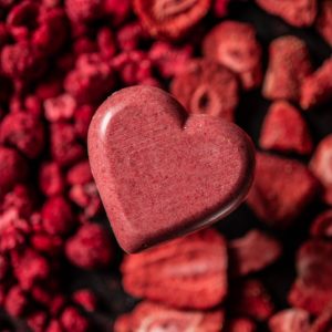 JANEK Bílé čokoládové srdíčko ovocné – malina a jahoda 15 g