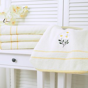 B.E.S. – Petrovice, s.r.o. Osuška s výšivkou 65×130 Heřmánek – Vanilková