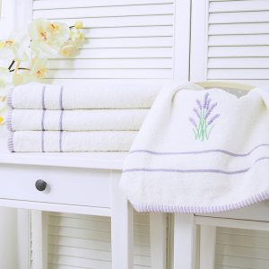 B.E.S. – Petrovice, s.r.o. Ručník s výšivkou 50×90 Levandule – Vanilková