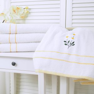 B.E.S. – Petrovice, s.r.o. Ručník s výšivkou 50×90 Heřmánek – Bílá