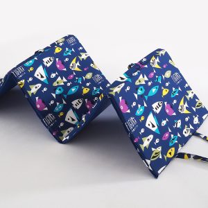 B.E.S. – Petrovice, s.r.o. Plážové lehátko – Modrý s černobílými rybkami