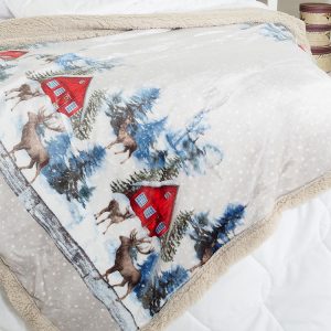 B.E.S. – Petrovice, s.r.o. Deka s beránkem mikroflanel Aspen, dárkové balení – zasněžené domečky s jelenem Rozměr: 130×160