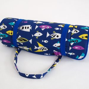 B.E.S. – Petrovice, s.r.o. Plážové lehátko v ruličce – modré s černobílými rybkami